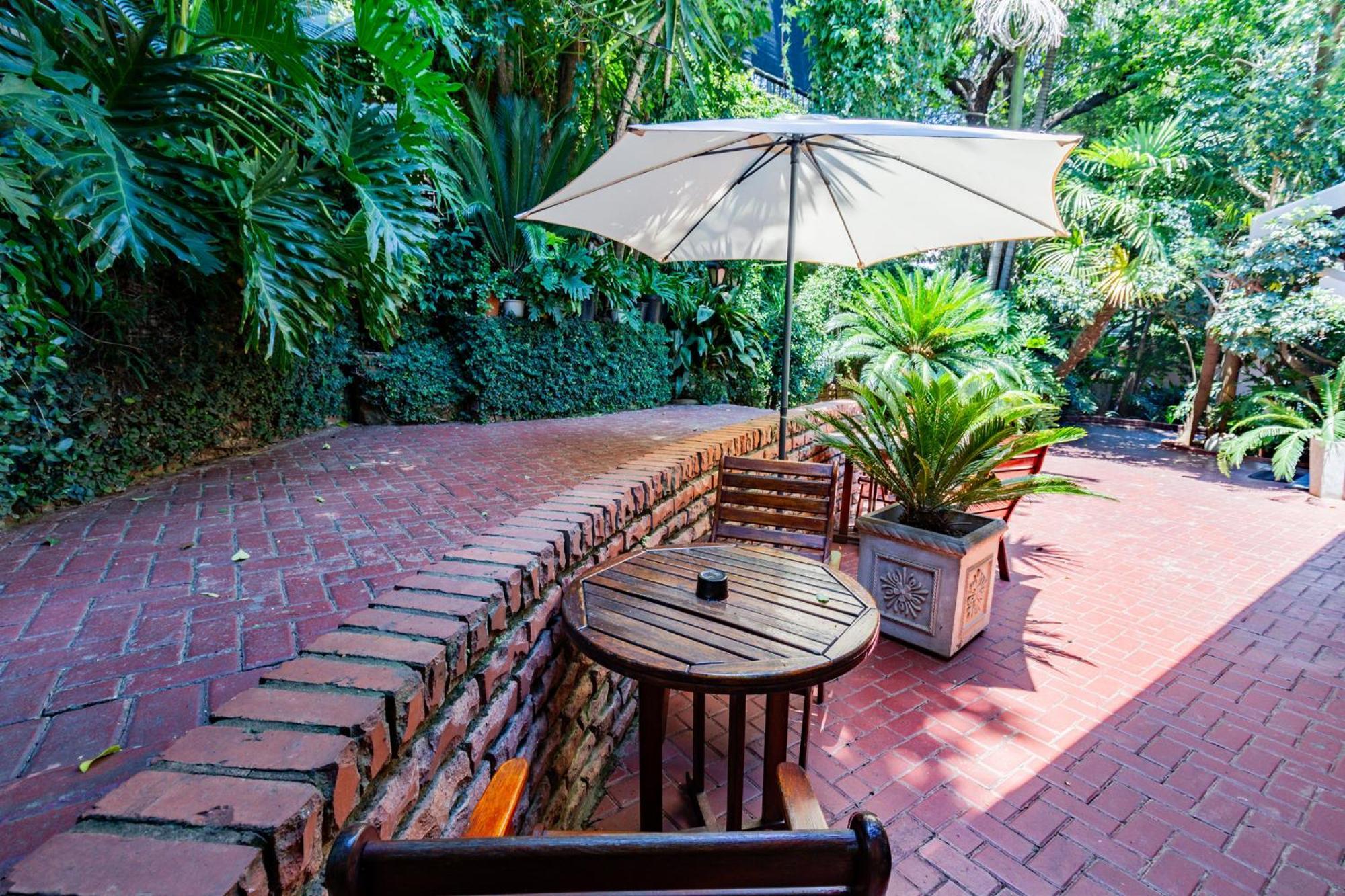 Pumleni Guesthouse Hartbeespoort Exterior photo