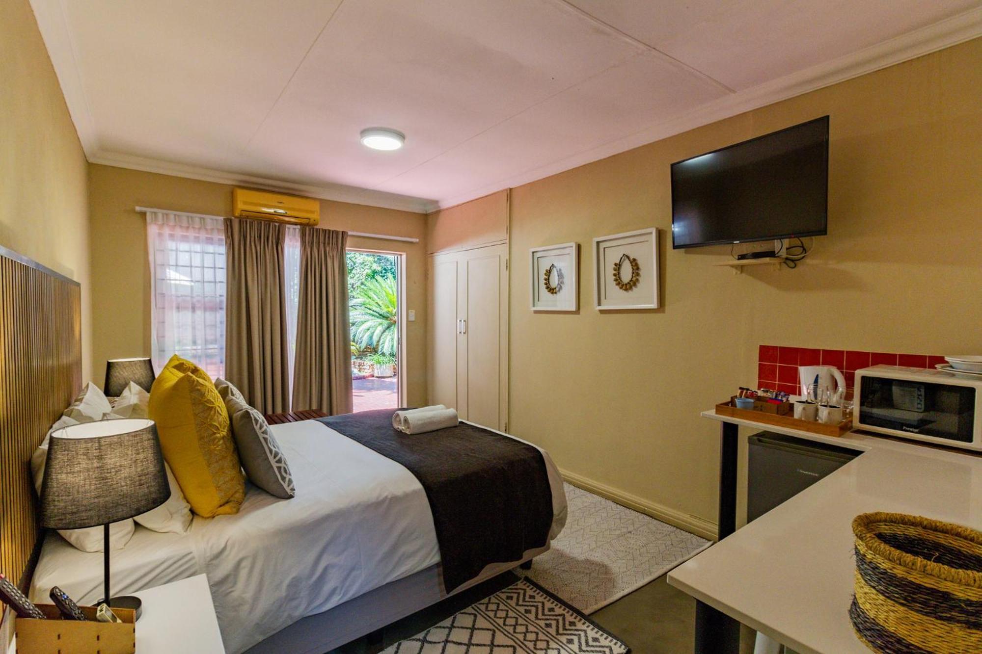 Pumleni Guesthouse Hartbeespoort Exterior photo