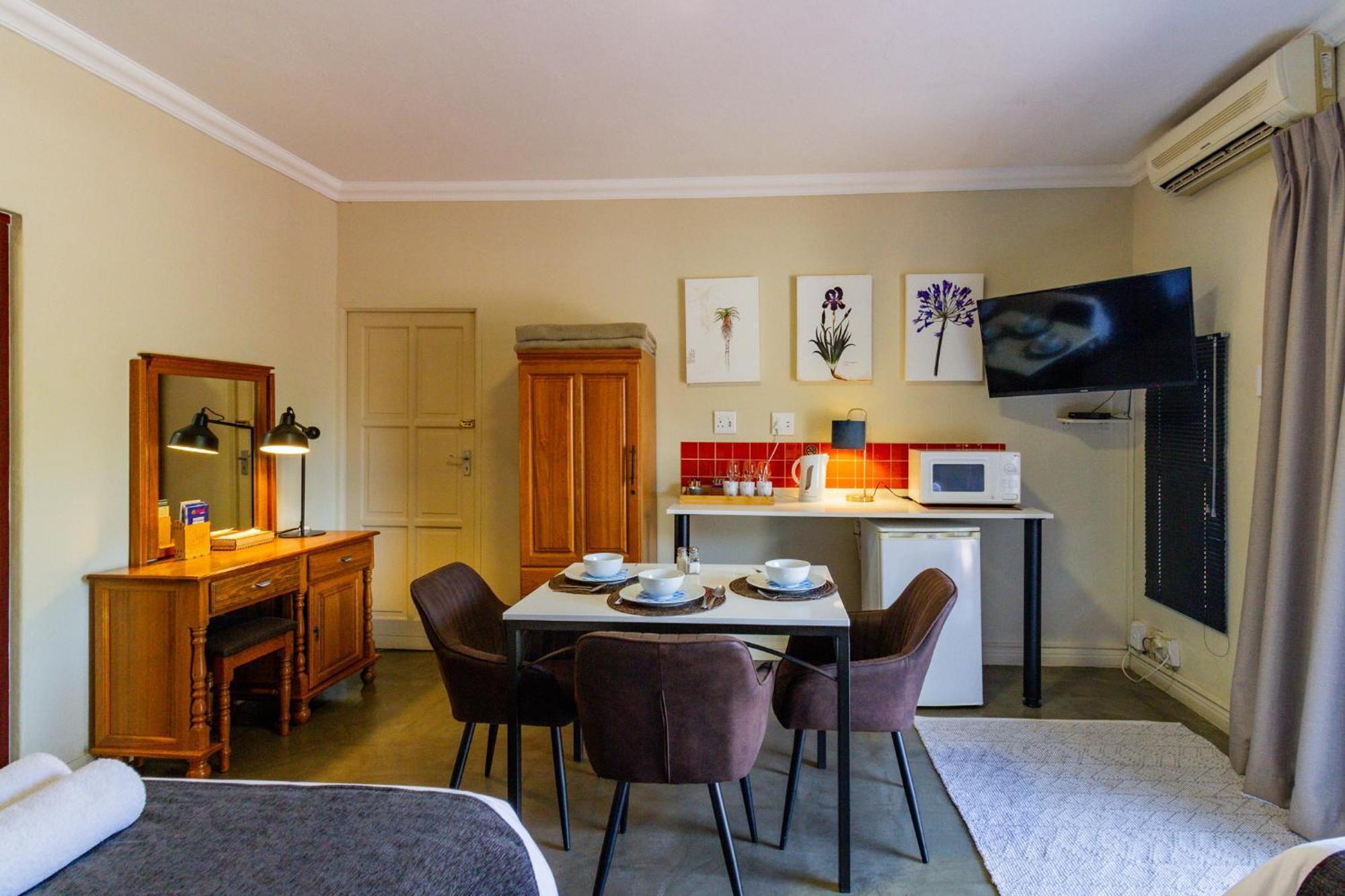Pumleni Guesthouse Hartbeespoort Exterior photo